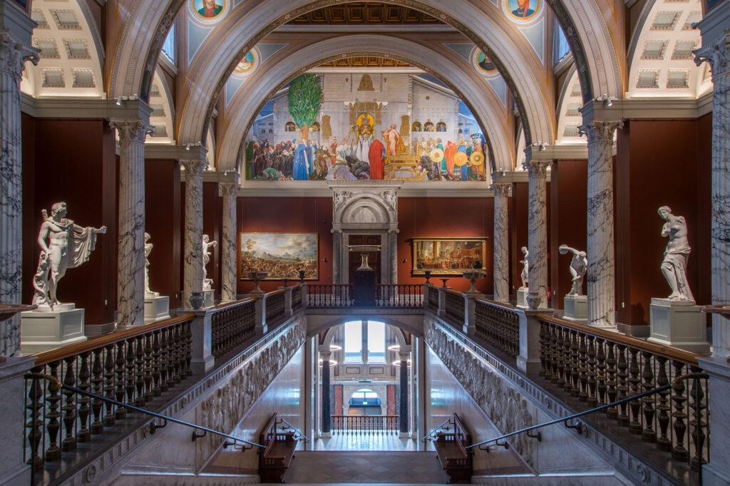 Bilden är länkad och leder till ljudspåret om den övre trapphallen på Nationalmuseum.